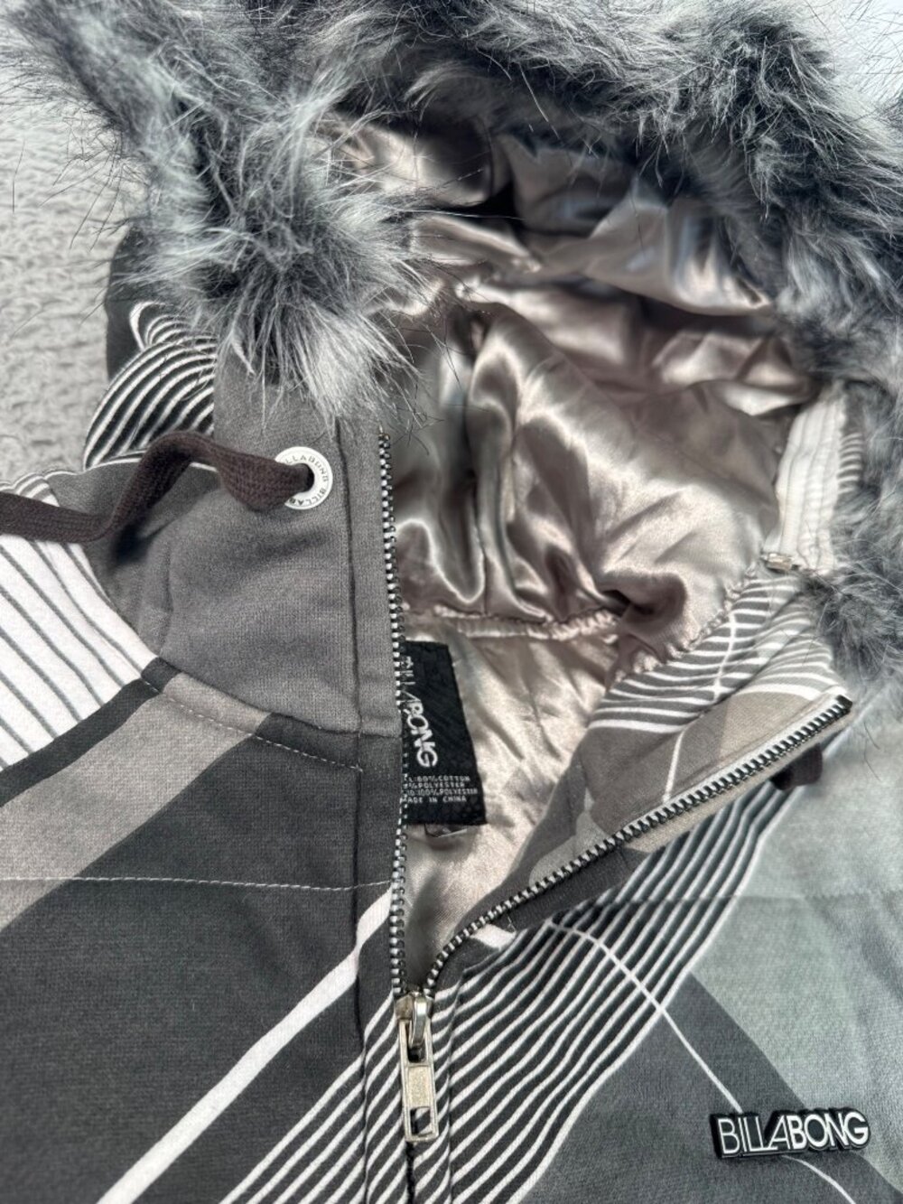Billabong Hooded Jacket Faux Fur Trim Gray/Black Geometric Pattern Womens S - Picture 12 of 16
